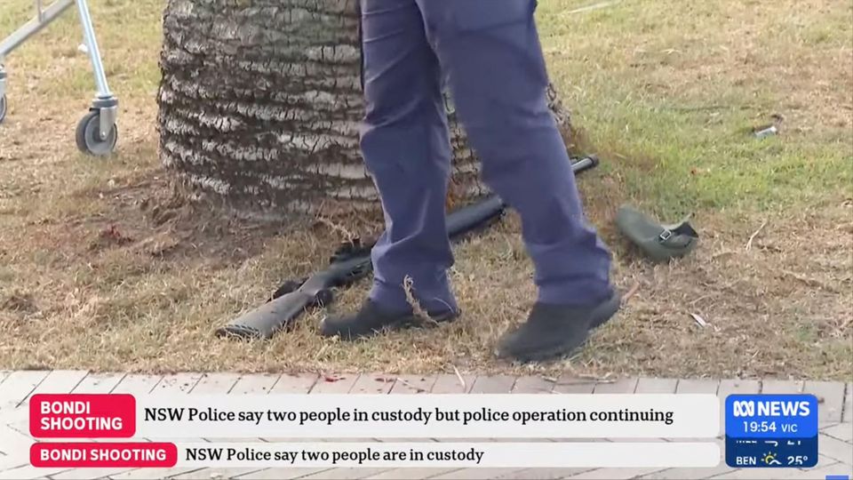 Eine der Tatwaffen liegt nach dem Angriff auf dem Boden