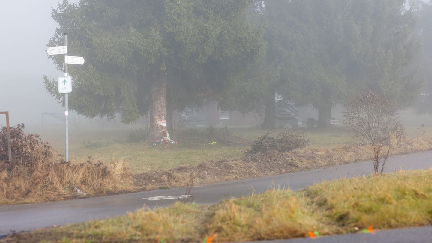 Am Unfallort wurden Kerzen aufgestellt. (Archivbild) Foto: Philipp von Ditfurth/dpa