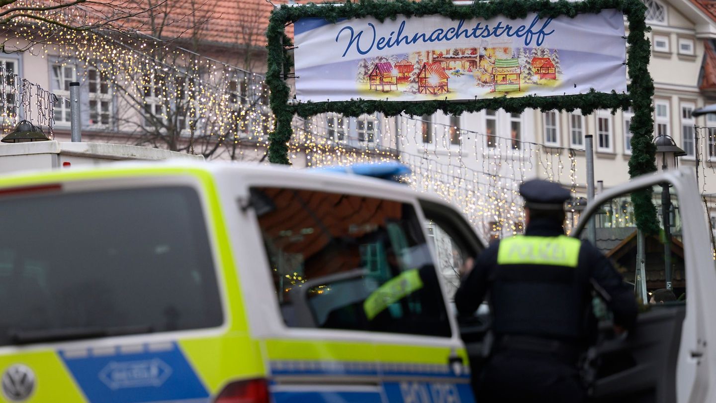 Nach der Räumung des Weihnachtsmarkts sucht die Polizei nach einem Verdächtigen. Foto: Swen Pförtner/dpa