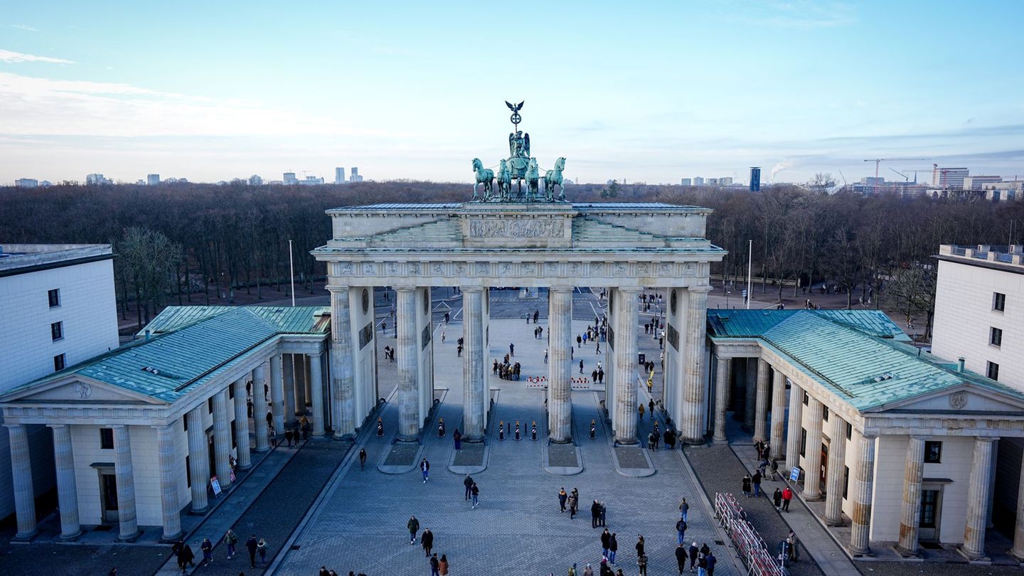 Die S-Bahnlinien S1, S2 und S25 halten derzeit nicht am Brandenburger Tor. Foto: Kay Nietfeld/dpa