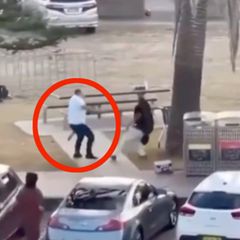 Mann überwältigt Attentäter – und entreißt ihm die Waffe