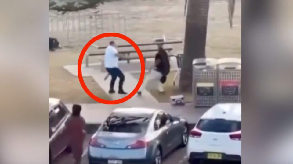 Mann überwältigt Attentäter – und entreißt ihm die Waffe