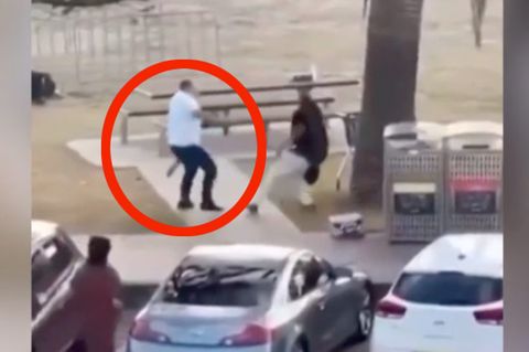 Mann überwältigt Attentäter – und entreißt ihm die Waffe