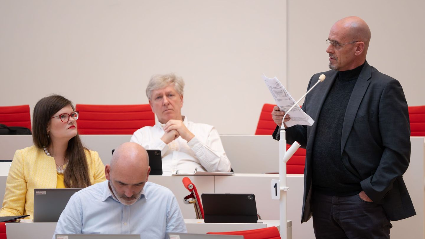 Brandenburgs BSW-Fraktionschef Niels-Olaf Lüders stellt sich hinter die Forderung der Parteispitze nach einer Aufgabe der Mandat