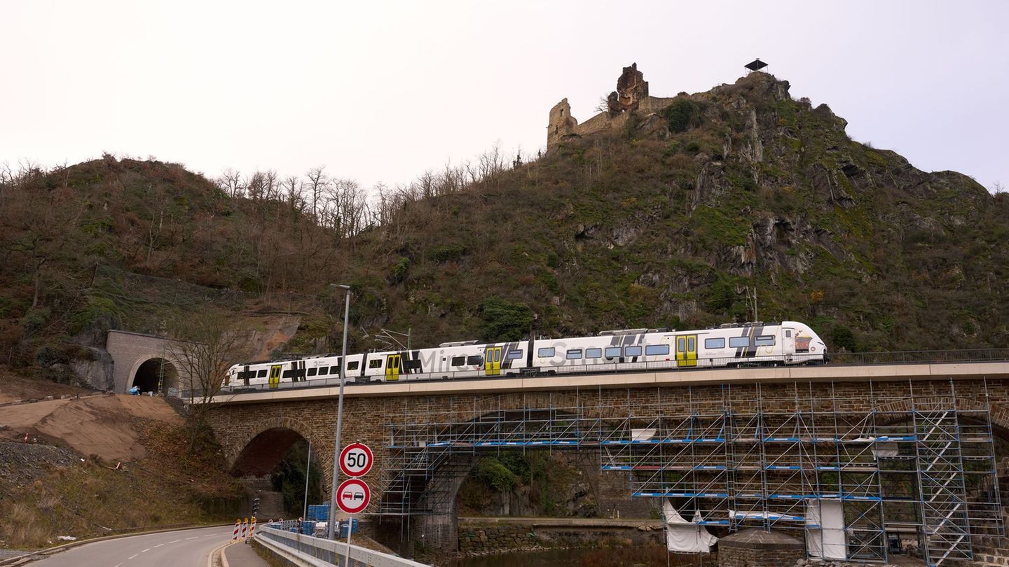 Auf der wiedereröffneten Ahrtalstrecke werden neue elektrische Triebwagenzüge eingesetzt. Foto: Thomas Frey/dpa