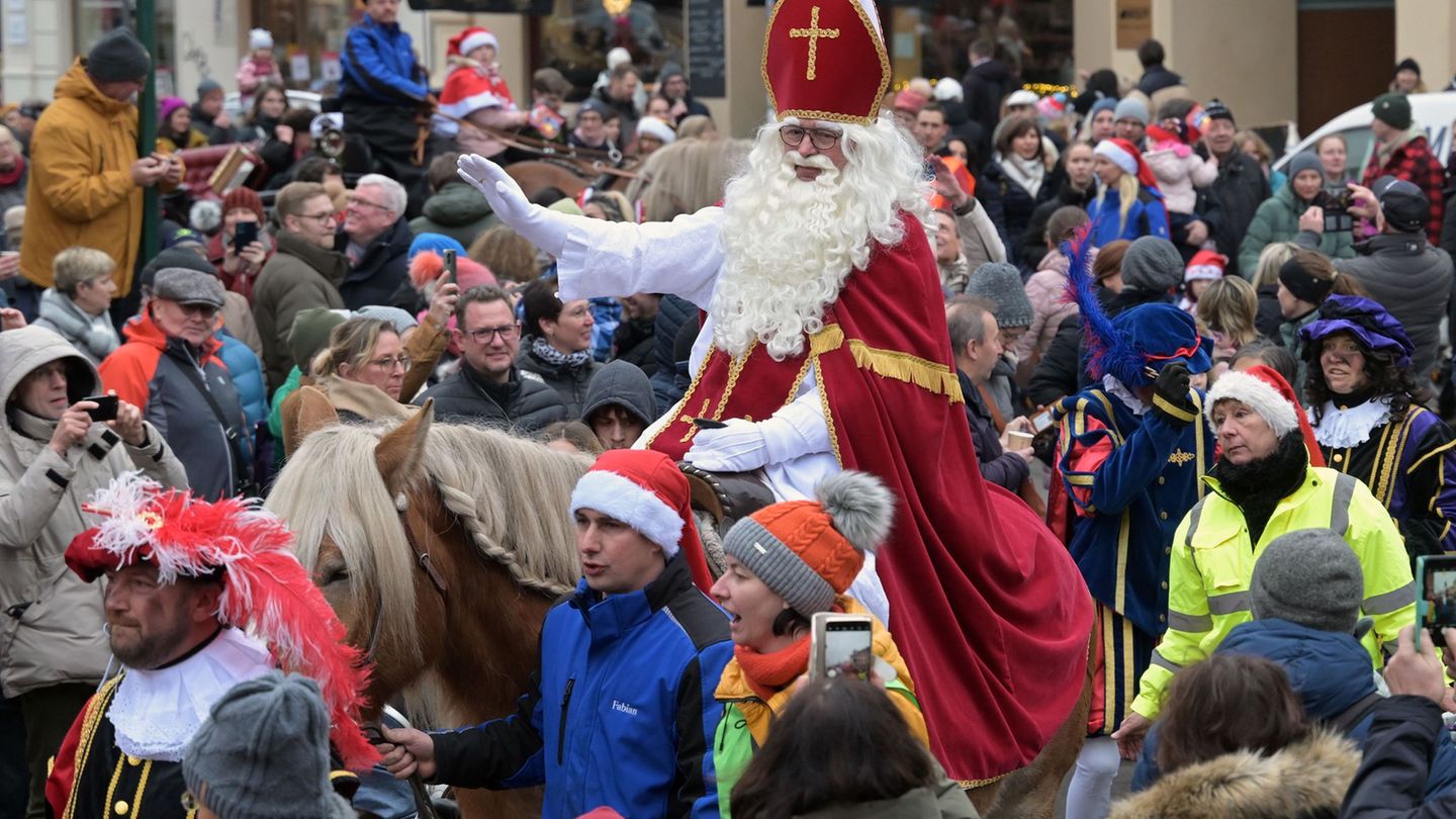 Im Holländischen Viertel wurde am Wochenende das Sinterklaas-Fest gefeiert. (Archivbild) Foto: Michael Bahlo/dpa