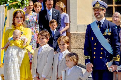 Prinzessin Sofia und Prinz Carl Philip, hier bei Prinzessin Ines' Taufe, teilen selten Videos ihrer Kinder.