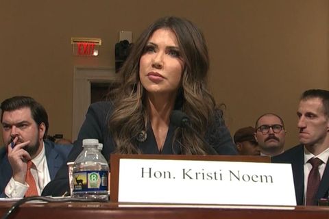 Trump-Ministerin blamiert sich: Veteran entlarvt Lüge live