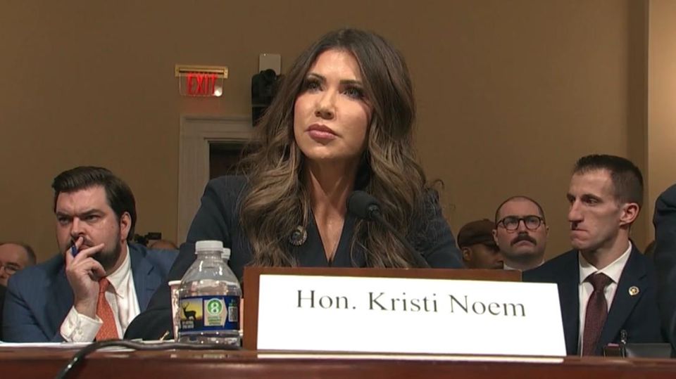 Trump-Ministerin blamiert sich: Veteran entlarvt Lüge live