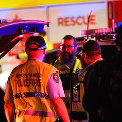 Die Polizei ermittelt am Bondi Beach in Sydney, wo es einen Terroranschlag auf ein jüdisches Fest gegeben hat