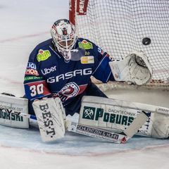 Torhüter Jake Hildebrand blieb beim Sieg der Eisbären Berlin ohne Gegentreffer. Foto: Andreas Gora/dpa