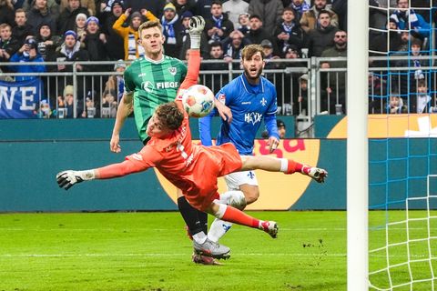 Kilian Corredor (r.) erzielt das 1:0 für Darmstadt gegen Münster. Foto: Marc Schüler/dpa