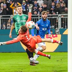 Kilian Corredor (r.) erzielt das 1:0 für Darmstadt gegen Münster. Foto: Marc Schüler/dpa