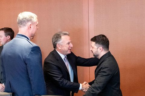 Wolodymyr Selenskyj begrüßt den Sondergesandte Steve Witkoff zu Beginn ihres Treffens im Berliner Kanzleramt