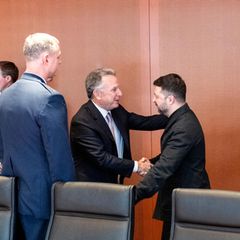 Wolodymyr Selenskyj begrüßt den Sondergesandte Steve Witkoff zu Beginn ihres Treffens im Berliner Kanzleramt