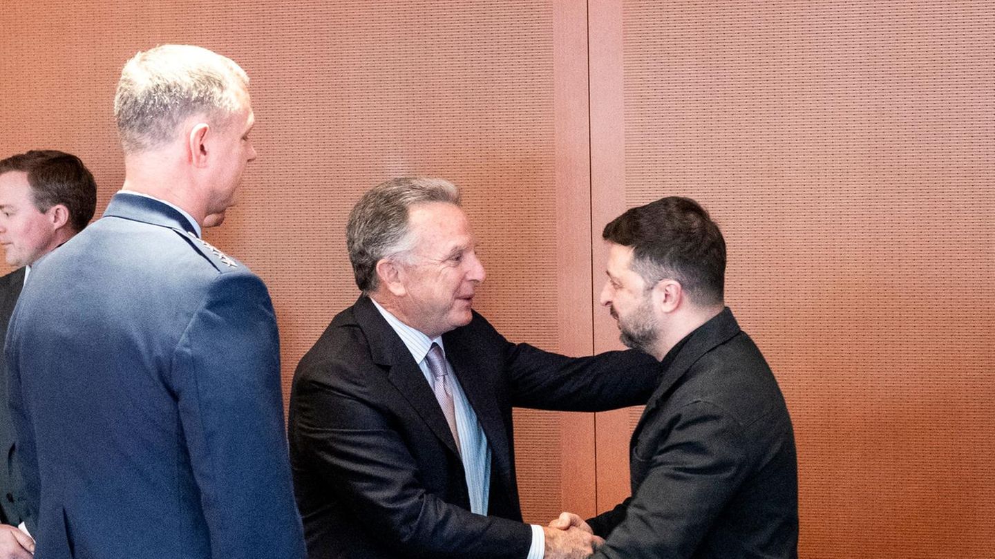 Wolodymyr Selenskyj begrüßt den Sondergesandte Steve Witkoff zu Beginn ihres Treffens im Berliner Kanzleramt