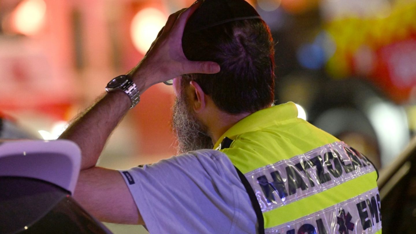 Mann mit Kippa am Bondi Beach