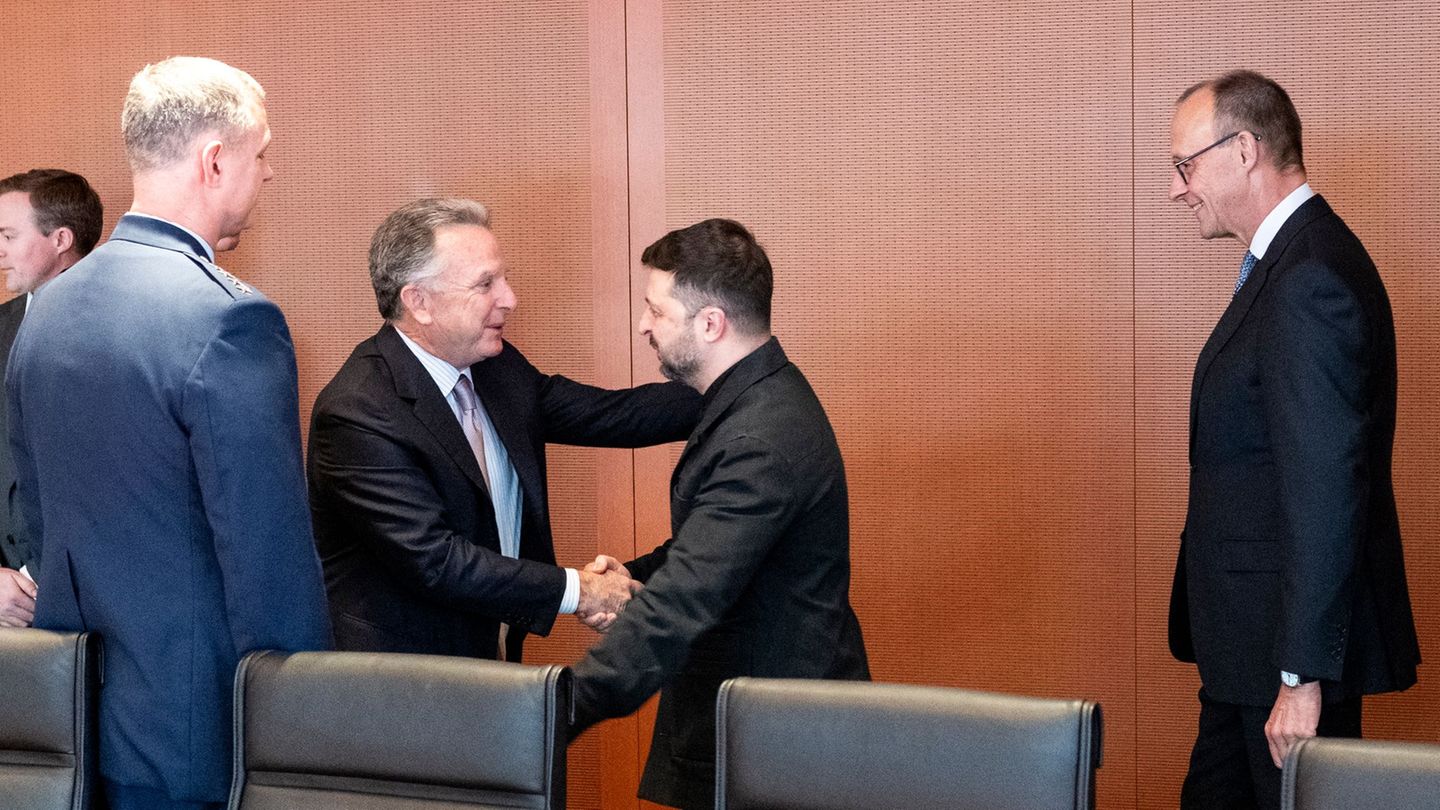 Bei der Begrüßung war Kanzler Friedrich Merz (CDU) noch zugegen. Anschließend zog er sich zurück. Foto: Guido Bergmann/Presse- u