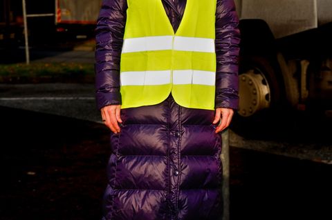 Bischöfin Steen verteilt Weihnachtsgeschenke an Lkw-Fahrer. Foto: Frank Molter/dpa