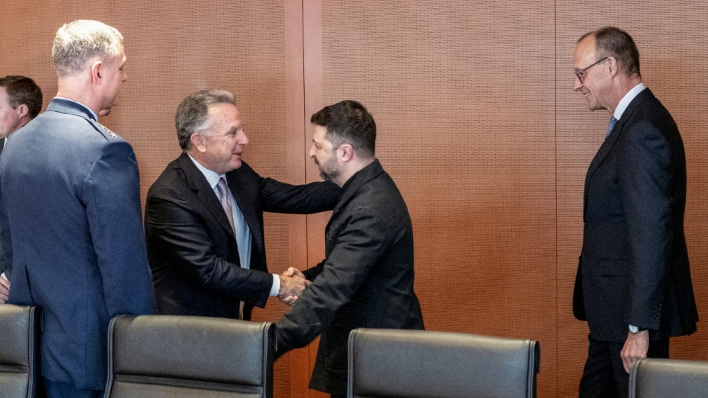 Selenskyj (2.v.r.) begrüßt Witkoff