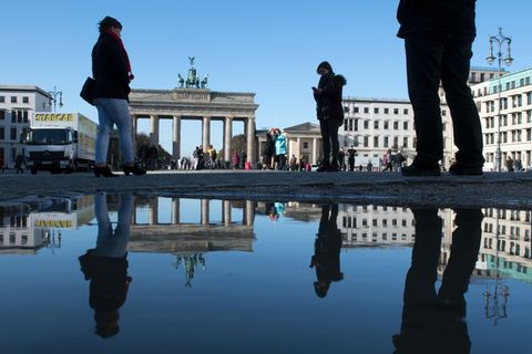 Ein Lkw von Starcar steht am Brandenburger Tor. (Archivbild) Foto: picture alliance / Ralf Hirschberger/dpa-Zentralbild/ZB
