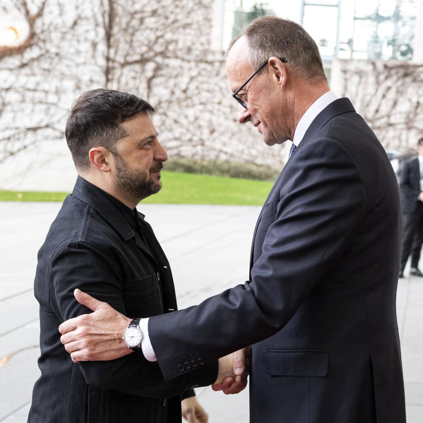 Kanzler Merz (r.) begrüßt den Präsidenten der Ukraine in Berlin