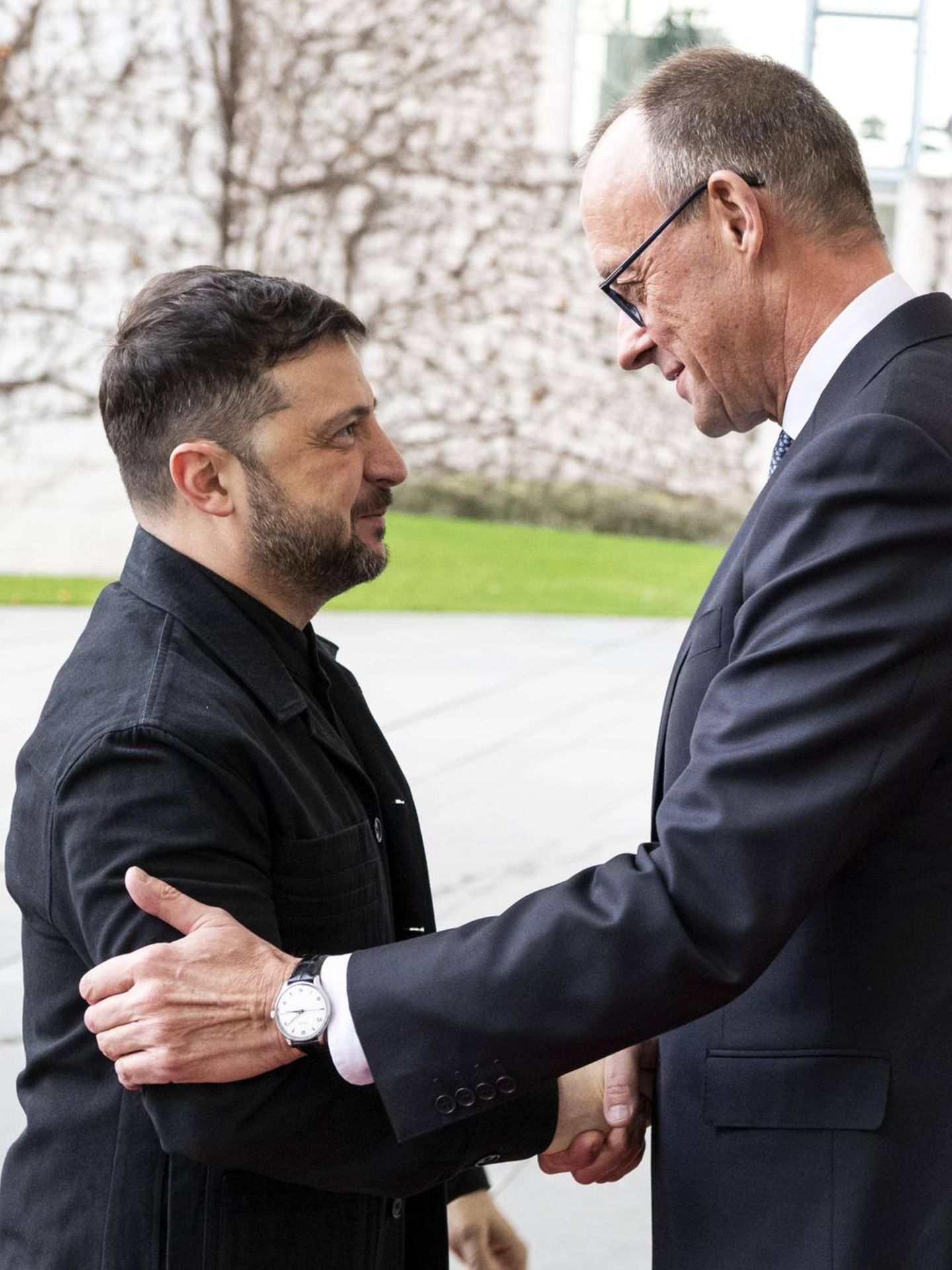 Kanzler Merz (r.) begrüßt den Präsidenten der Ukraine in Berlin