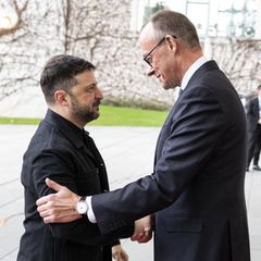Kanzler Merz (r.) begrüßt den Präsidenten der Ukraine in Berlin