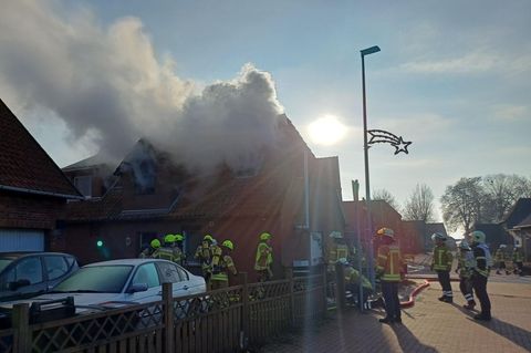 Bei einem Brand sind sechs Menschen verletzt worden. Foto: -/Feuerwehren der SG Mittelweser//dpa