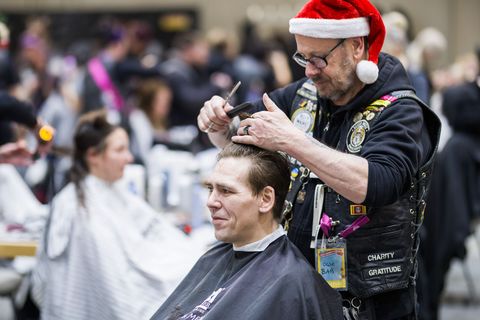 Rund 400 Menschen erhielten einen neuen Haarschnitt. Foto: Moritz Frankenberg/dpa