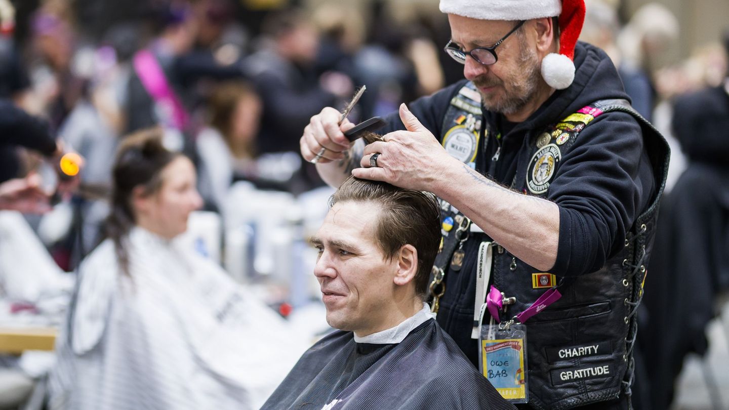 Rund 400 Menschen erhielten einen neuen Haarschnitt. Foto: Moritz Frankenberg/dpa