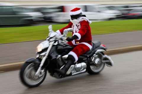 Der gestürzte Motorradfahrer war mit einer ganzen Kolonne an als Weihnachtsmann verkleideten Bikern unterwegs gewesen. (Symbolbi
