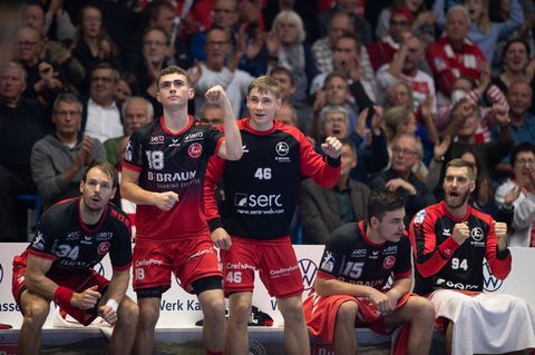 Florian Drosten (2. v.l.) bleibt bis 2028 bei der MT Melsungen. Foto: Swen Pförtner/dpa