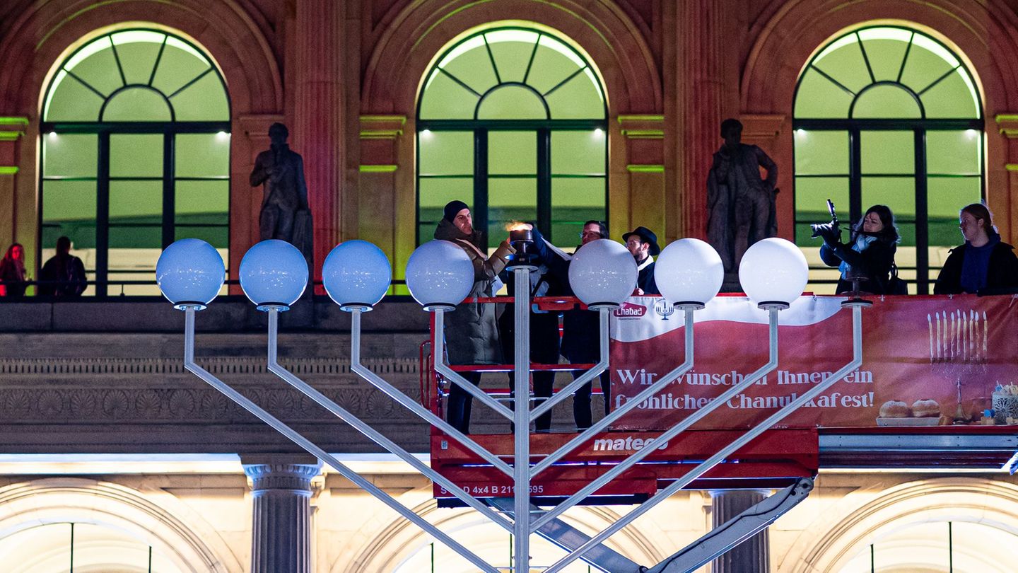 J-disches-Fest-Erste-Kerze-brennt-Chanukka-von-Sorge-begleitet