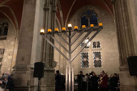 Das Entzünden des ersten Lichts am Chanukka-Leuchter wurde auch mit Musik begleitet. Foto: Marie Frech/dpa