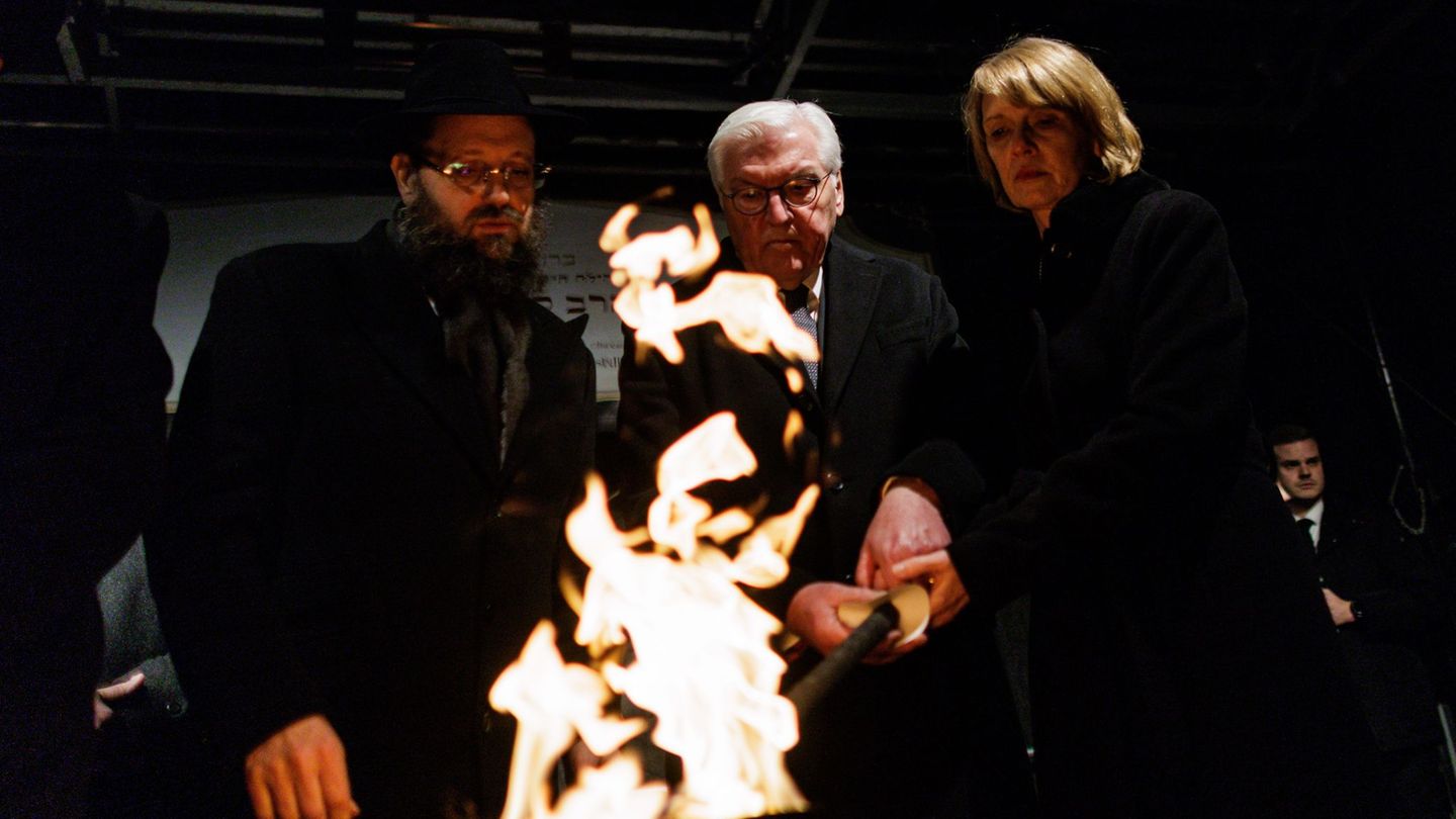 Chanukka-Leuchter entzündet: Nach Sydney-Anschlag: Gedenken bei jüdischem Fest in Berlin