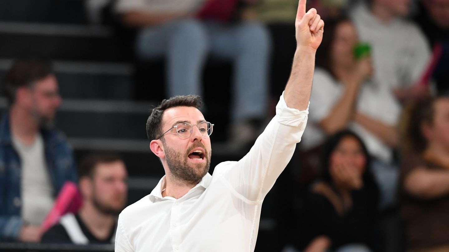 Hamburgs Trainer Benka Barloschky ist mit seinem Team der erste Saisonsieg gelungen. (Archivbild) Foto: Michael Schwartz/dpa