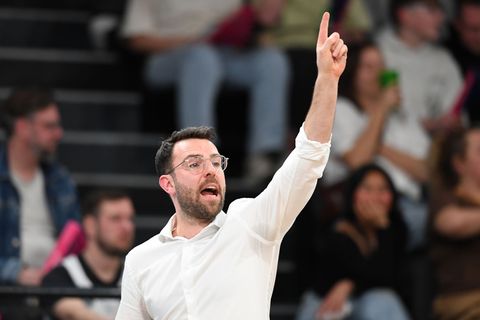 Hamburgs Trainer Benka Barloschky ist mit seinem Team der erste Saisonsieg gelungen. (Archivbild) Foto: Michael Schwartz/dpa