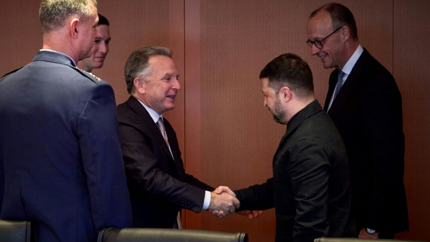 Selenskyj beim Händeschütteln mit Witkoff