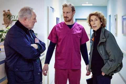 Moritz Eisner (Harald Krassnitzer, links) und Bibi Fellner (Adele Neuhauser) lassen sich im "Tatort: Der Elektriker" vom leitende Pfleger Horst Windisch (Michael Edlinger) die angespannte Situation im Altersheim erklären.