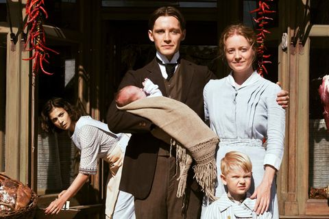 Fidelis Waldvogel (Jonas Nay) und seine Frau Eva (Leonie Benesch, rechts) lassen sich mit ihrem Nachwuchs ablichten. Mit Delphine (Aylin Tezel) arbeitet eine weitere Deutsche in der Wildwest-Metzgerei der ausgewanderten Schwaben.