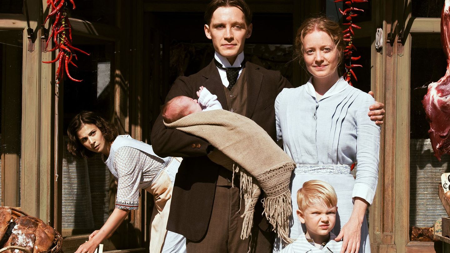 Fidelis Waldvogel (Jonas Nay) und seine Frau Eva (Leonie Benesch, rechts) lassen sich mit ihrem Nachwuchs ablichten. Mit Delphine (Aylin Tezel) arbeitet eine weitere Deutsche in der Wildwest-Metzgerei der ausgewanderten Schwaben.