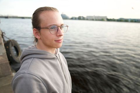 Felix hat einen Traum: Er möchte in Riga ein Semester lang BWL studieren. Ob sein Tourette das zulässt?