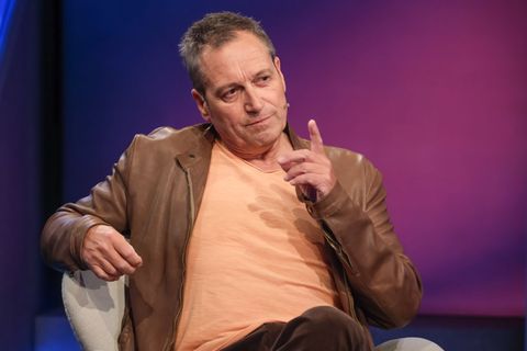 Dieter Nuhr zeigt in seinem Jahresrückblick mit dem Finger auf jene Dinge, die 2025 gut und vor allem auch jene, die weniger gut liefen.