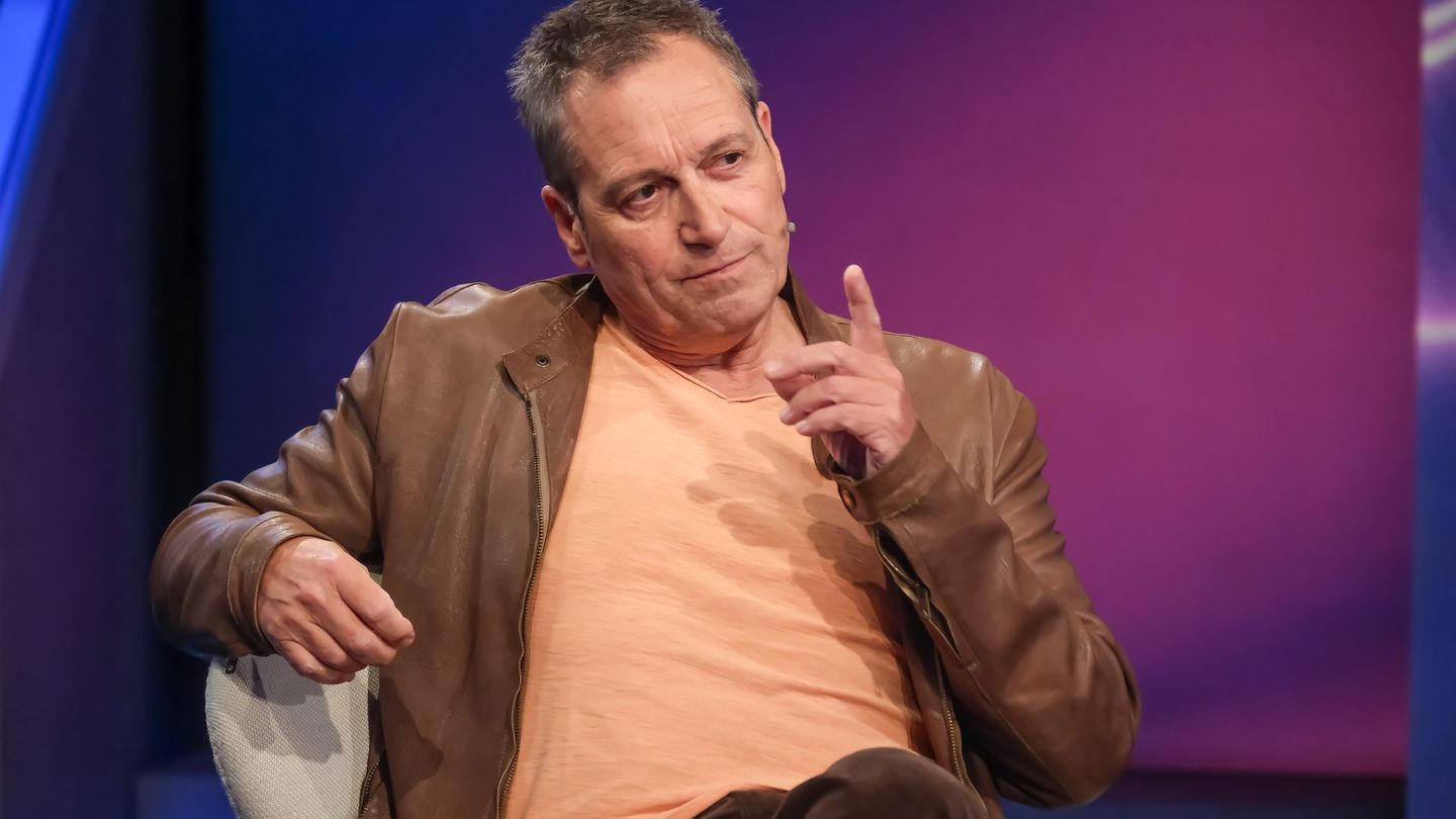 Dieter Nuhr zeigt in seinem Jahresrückblick mit dem Finger auf jene Dinge, die 2025 gut und vor allem auch jene, die weniger gut liefen.