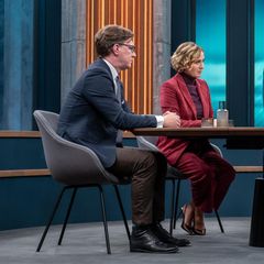 Die Talkrunde vom 14. Dezember 2025 sitz am runden Tisch im TV-Studio von "Caren Miosga"