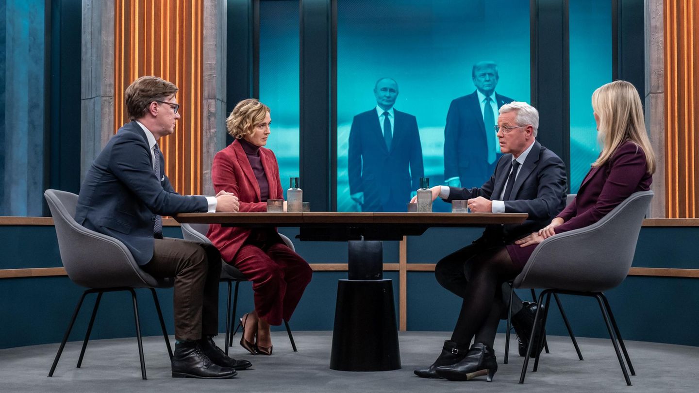 Die Talkrunde vom 14. Dezember 2025 sitz am runden Tisch im TV-Studio von "Caren Miosga"