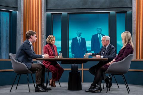 Die Talkrunde vom 14. Dezember 2025 sitz am runden Tisch im TV-Studio von "Caren Miosga"