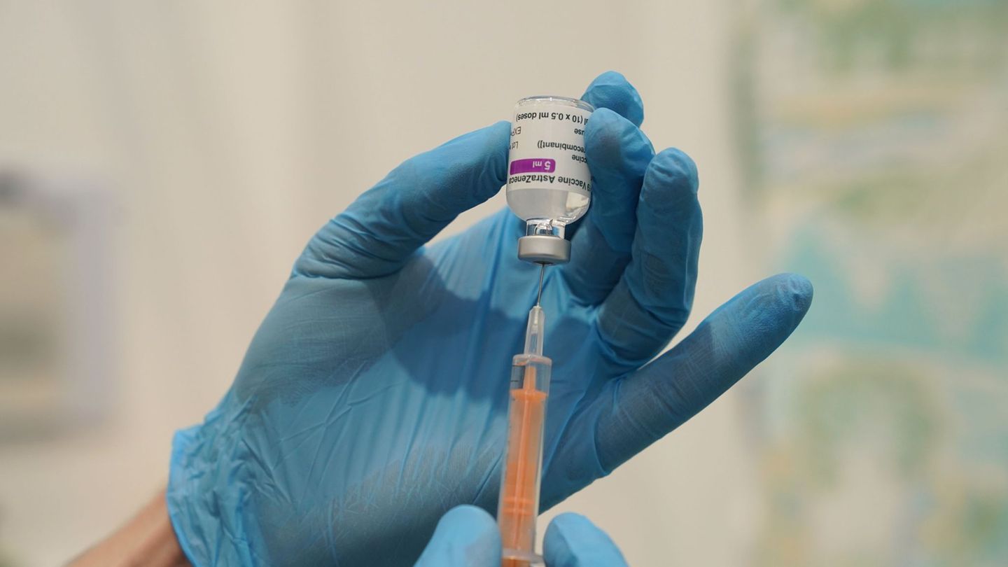 Eine Frau klagt gegen den Impfstoff-Hersteller Astrazeneca. (Archivbild) Foto: Owen Humphreys/PA Wire/dpa