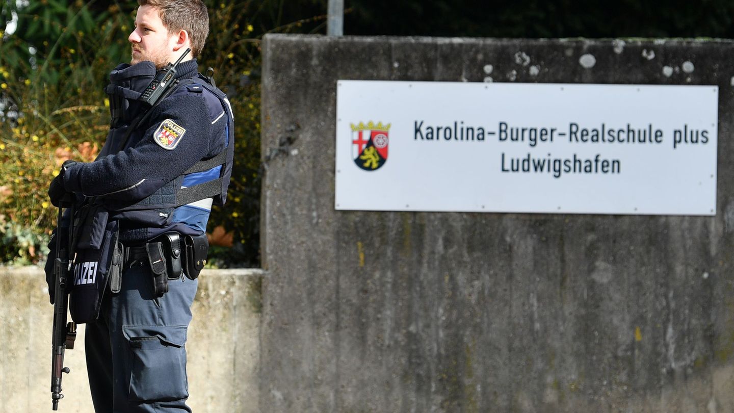 Bereits 2018 war es zum Großeinsatz an der Karolina-Burger-Realschule plus in Ludwigshafen gekommen. (Archivbild). Foto: Uwe Ans